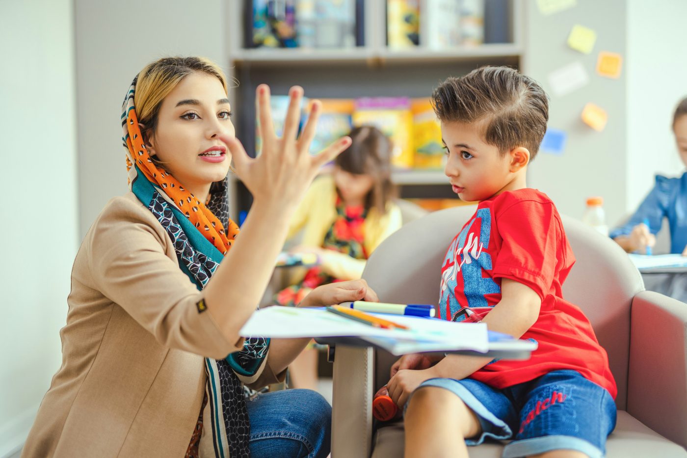 Terapeuta de Promam infantil trabajando con niño TEA